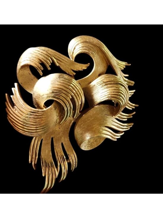 Trifari Jewelry - Crown Trifari Vintage 1960 Gold-Tone Abstract Ribbon Brooch Signed 2.5" Elegant